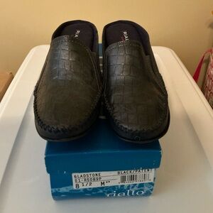 Rialto NIB 8.5M Dark Blue Croc Embossed Mules/Clogs